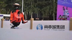 2026人形机器人半马：300多位机器人在赛跑，当虹科技“机器人摄像师”在直播