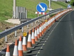 多条高速收费期满免费通行 车流激增与运营难题待解