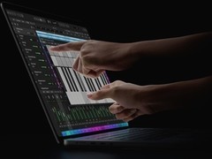 苹果首发搭载原生触控屏的MacBook Pro，OLED技术突破促成Mac交互革新