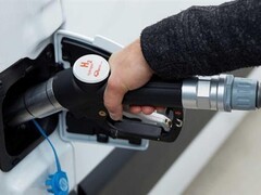 新能源汽车电池寿命突破20年，远超燃油车