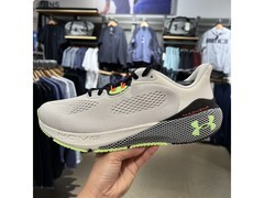 安德玛男跑步鞋五折抢