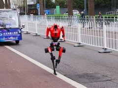 2026北京亦庄人形机器人半马圆满举行：北斗赋能实现21公里全自主奔跑