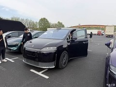 智界V9亮相北京车展：华为增程MPV续航超1250km，搭载DLP大灯与后轮转向