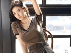 景甜AI建模身材引热议 气质美照再展迷人曲线