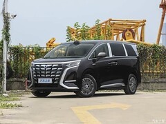 腾势D9插混闪充豪华型上市：32.98万元起，纯电续航350km