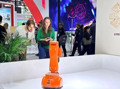 萌特博智慧守护机器人打造新一代养老管家 具身智能落地养老场景