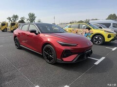 长安UNI-V HEV亮相北京车展：1.5T混动系统油耗4.28L/100km