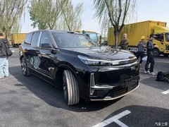 吉利银河M9黑金智曜版亮相北京车展：双色定制+700TOPS智驾+豪华座舱