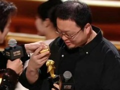罗永浩获B站新人奖奖杯当场断裂，幽默回应引热议