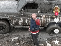 于东来泥地越野陷车获救，暖心救援粉丝车辆引热议