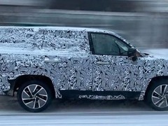 奇瑞全新全尺寸SUV T1T实车曝光，三排座+天地门设计引关注