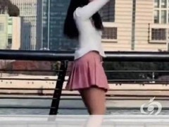 上海外滩女主播占道直播被无人机喊话劝阻