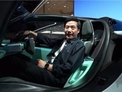 小米首款概念超跑亮相北京车展，低趴座舱引发入座挑战热议