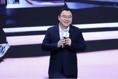 白敬亭惊喜现身北京车展问界展台，助阵问界M6首批车主交付