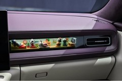 白敬亭惊喜现身北京车展问界展台，助阵问界M6首批车主交付