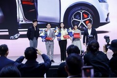 白敬亭惊喜现身北京车展问界展台，助阵问界M6首批车主交付