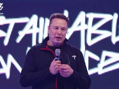 马斯克借AI视频回应天价薪酬计划引发舆论风波