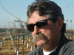 美猎手洛佩雨林猎羚遭育幼母象群围攻身亡