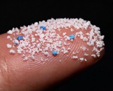 每天喝瓶装水的人注意：你喝进去的微塑料 正在身体里 “筑巢” 吗？