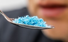 每天喝瓶装水的人注意：你喝进去的微塑料 正在身体里 “筑巢” 吗？