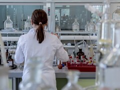 中科院理化所首创光催化PET塑料与SO?协同转化制高值有机硫化合物