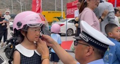 一顶头盔守护一条回家路 兰州交警携手九号电动车走进乡村集市讲安全
