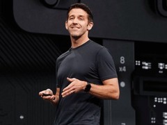 苹果市值跃升四万亿，库克精心布局接班人