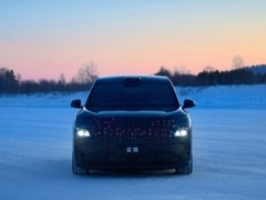 华为携手东风推出奕境旗舰六座SUV，全栈智驾技术深度落地