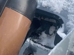 安徽女车主开水浇冻充电口引热议，零跑及行业专家齐警示安全风险