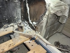 江西萍乡居民家中手机充电引发爆炸，卧室严重损毁