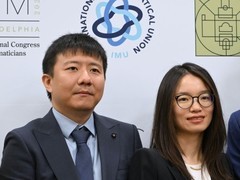 中国学者邓煜、王虹首获菲尔兹奖，数学突破与动漫情怀同耀国际舞台