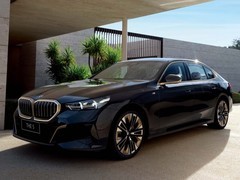 宝马新款5系长轴距版与i5上市，配色配置升级，价格43.99万起