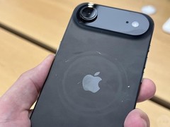 iPhone 17现绿屏与划痕门，苹果回应非质量问题