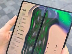 东北低温致折叠屏异常：极光纹、铰链僵硬与碎碎冰现象揭秘