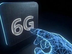 北大港城联合研制超宽带AI自适应光电融合通信系统