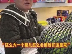 黄仁勋突访上海菜市场买水果送签名红包，亲民举动引全网热议