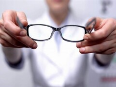 近视防控新知：控糖、忌侧卧玩手机、践行20-20-20用眼法则