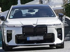 全新宝马M760燃油版路试曝光，V8动力回归，2027年中亮相