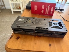 “显卡惊现AMD与NVIDIA混搭标识，网友热议”