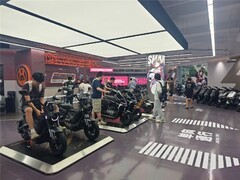 有人凌晨3点蹲雅迪主题门店？店员：我还没上岗，绳匠先到位了