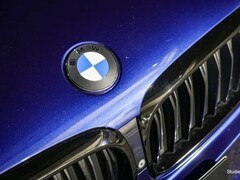 宝马2026款iX3首发全新极简哑光标识，全系车型将逐步换装