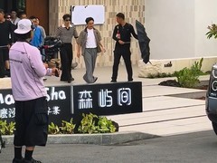 享界G9方盒子SUV将于8月5日预售，沈腾现身试驾，配猛男粉配色