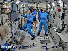 神舟二十号因碎片撞击推迟返回六名航天员在轨协力推进任务