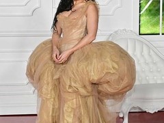 查莉·XCX以原声带创作者身份亮相呼啸山庄首映，榴莲肌理礼服引热议