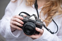 复古实力双在线！尼康Zf银色款发售，饰皮与云创色彩方案双上新