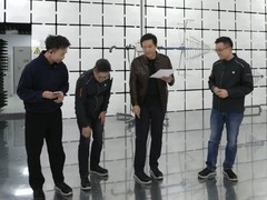 雷军直播穿劳保鞋引热议，亲解工业级安全设计细节