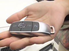 嘉兴沈女士退货误寄奔驰车钥匙，重配费约六千元引热议