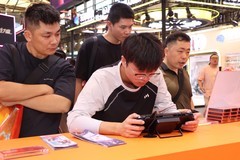 ONEXPLAYER展台联合VITURE设备拓展掌上沉浸新体验