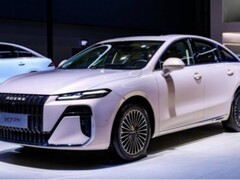 近5米B级身段，荣威M7 DMH下探十万级混动市场