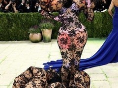 Cardi B惊现生化危机风造型，引爆全网游戏梗狂欢